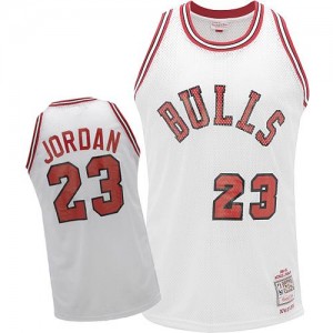 Maillot NBA Chicago Bulls #23 Michael Jordan Blanc Mitchell and Ness Authentic Throwback - Homme