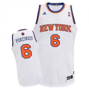 Maillot NBA New York Knicks #6 Kristaps Porzingis Blanc Adidas Swingman Home - Homme
